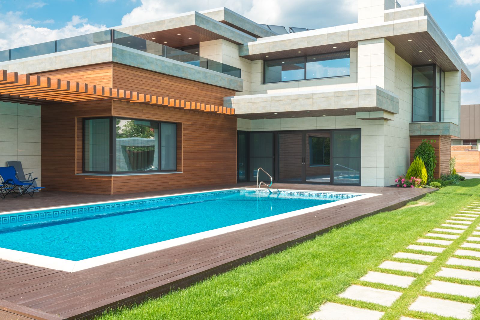 Family Resort-Style Pool – Central